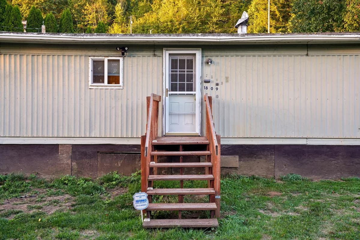 Mobile home exterior with entry steps and foundation skirting — Fresno mobile home leveling